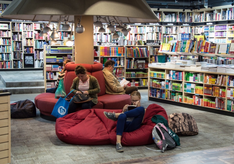 magasin-SERANON-min_books_bookstore_book_reader_readers_reading_shop_sale_books-849006